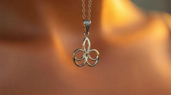 Styles raffinés : adoptez le collier trèfle porte-bonheur